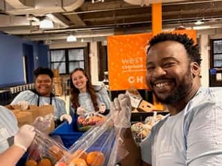 People packing oranges